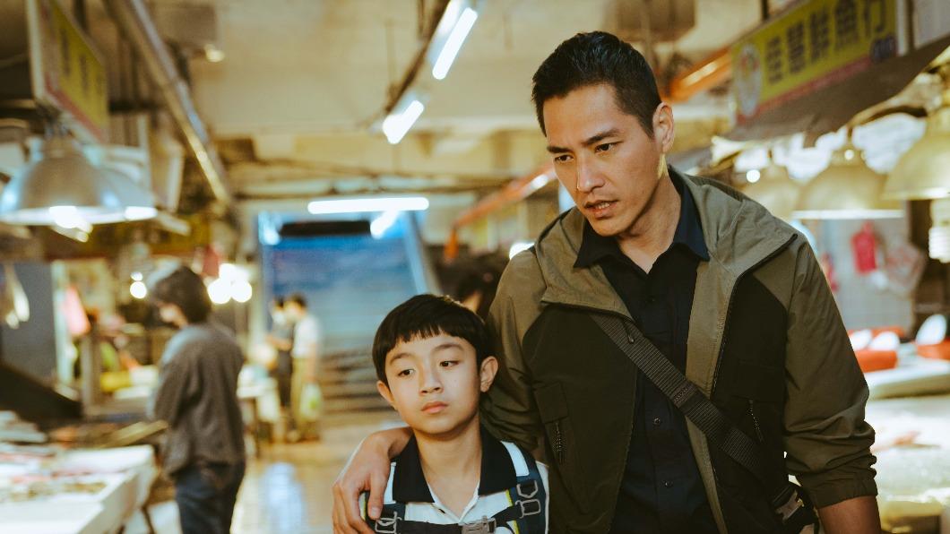 藍正龍（右）飾演阮柏皓的爸爸，在父親夏靖庭離世後開始學習跟孩子相處。（圖／紅衣小女孩股份有限公司提供）