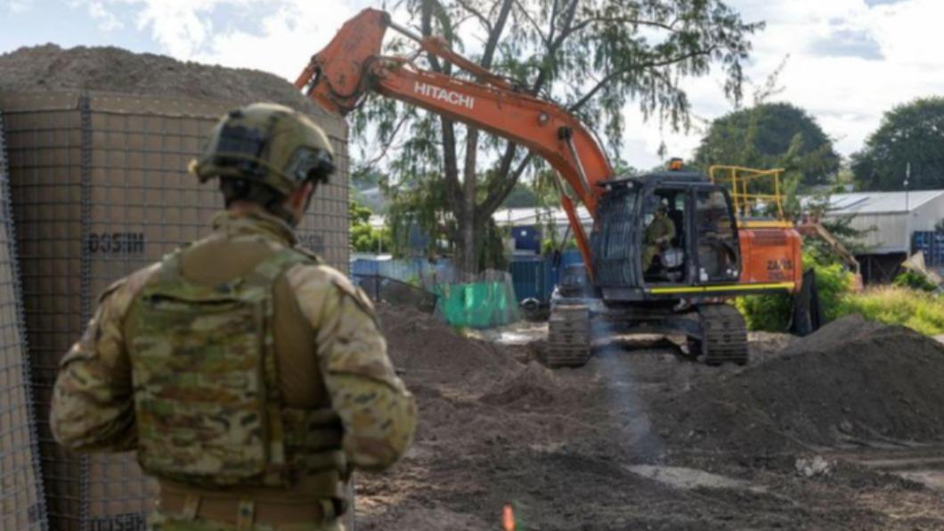 澳洲軍方協助進行拆彈作業。（圖／翻攝自澳洲國防部）