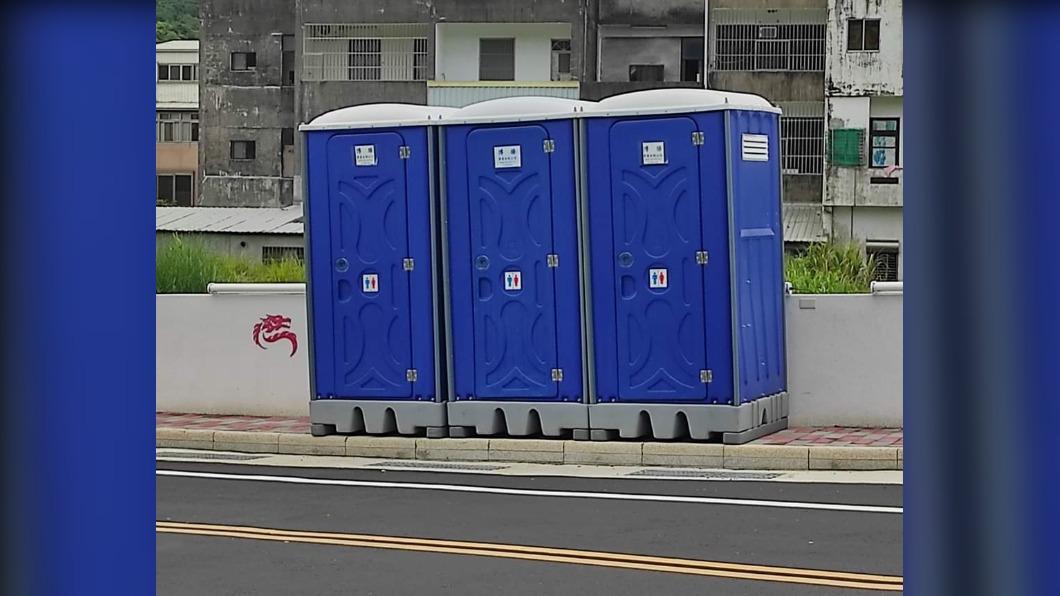 有民眾發現三座流動廁所擺放在人行道上。（圖／翻攝自靠北苗栗臉書）