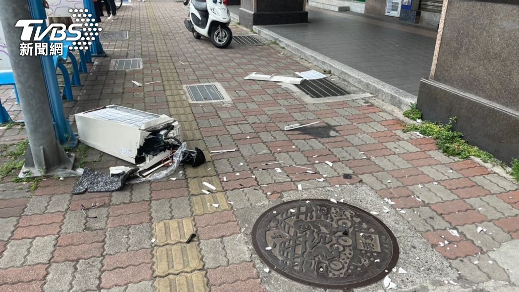 Tragic accident claims life of woman at New Taipei bus stop (TVBS News) Tragic accident claims life of woman at New Taipei bus stop