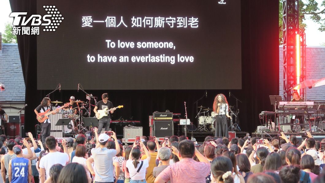 圖為歌手萬芳2019年在音樂祭獻唱《新不了情》。（圖／中央社）