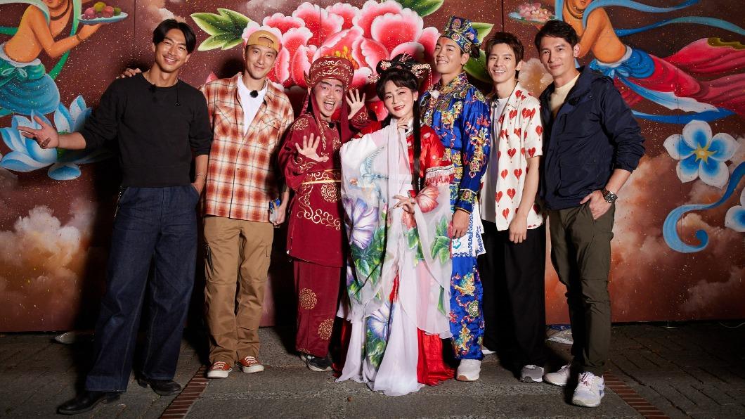 AKIRA（左起）、王陽明、蔡昌憲、王彩樺、禾浩辰、林柏宏與温昇豪參與歌仔戲團的公益演出。（圖／衛視原創提供）