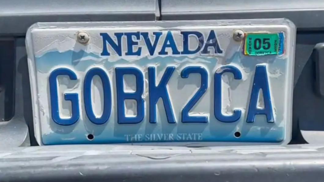 「GOBK2CA」車牌是「Go back to California」（滾回加州）的縮寫。（圖／翻攝自《紐約郵報》）