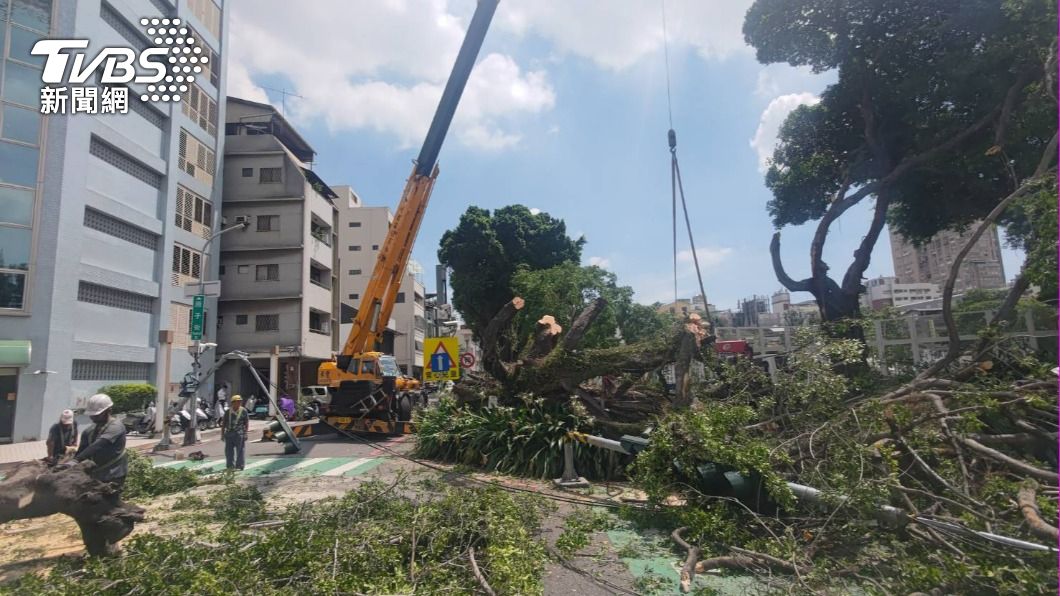 相關單位協助清理現場。（圖／TVBS）