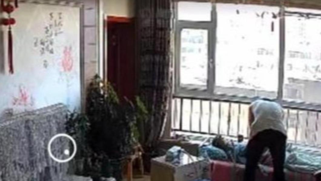 中國甘肅一名罹患漸凍症的陳姓婦人，因附近施工挖斷電纜導致停電，醫療儀器無法運作，最終不幸身亡。 （圖／翻攝自鳳凰網視頻微博）