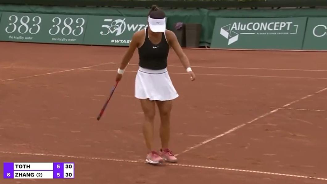 匈牙利網球小將托特伸腳破壞擊球痕跡的行為，讓她遭到球迷和多位球員撻伐。（圖／翻攝自@Some1NamedRyan推特）