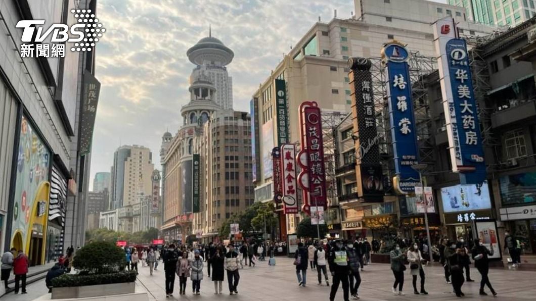 中國經濟復甦緩慢，圖為上海知名商圈南京路步行街的街景。（圖／中央社）