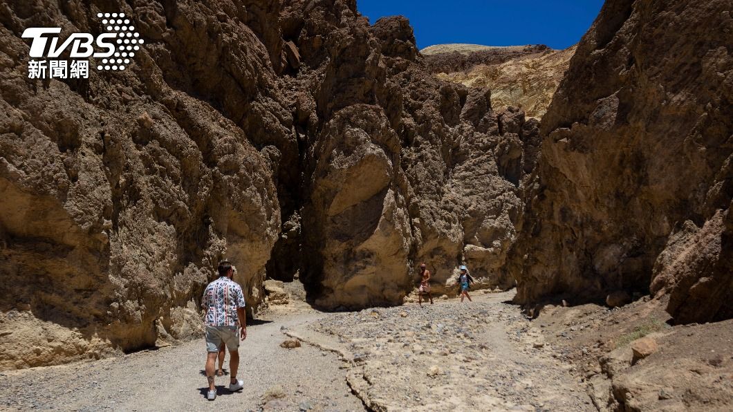 儘管死亡谷酷熱難耐，但仍有許多遊客前往觀光朝聖。（圖／達志影像美聯社）
