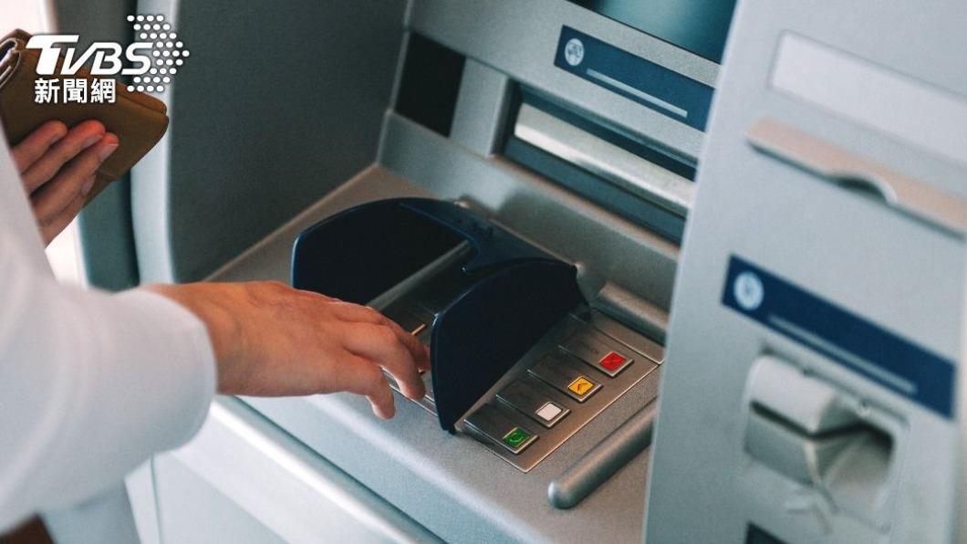 男子把冥紙存進ATM後造成當機損毀。（示意圖／Shutterstock達志影像）
