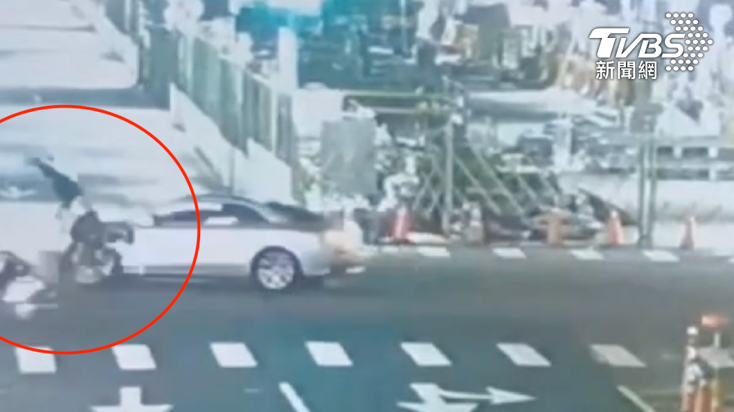 奧迪男高速撞飛一輛雙載機車，釀2重傷。（圖／TVBS）