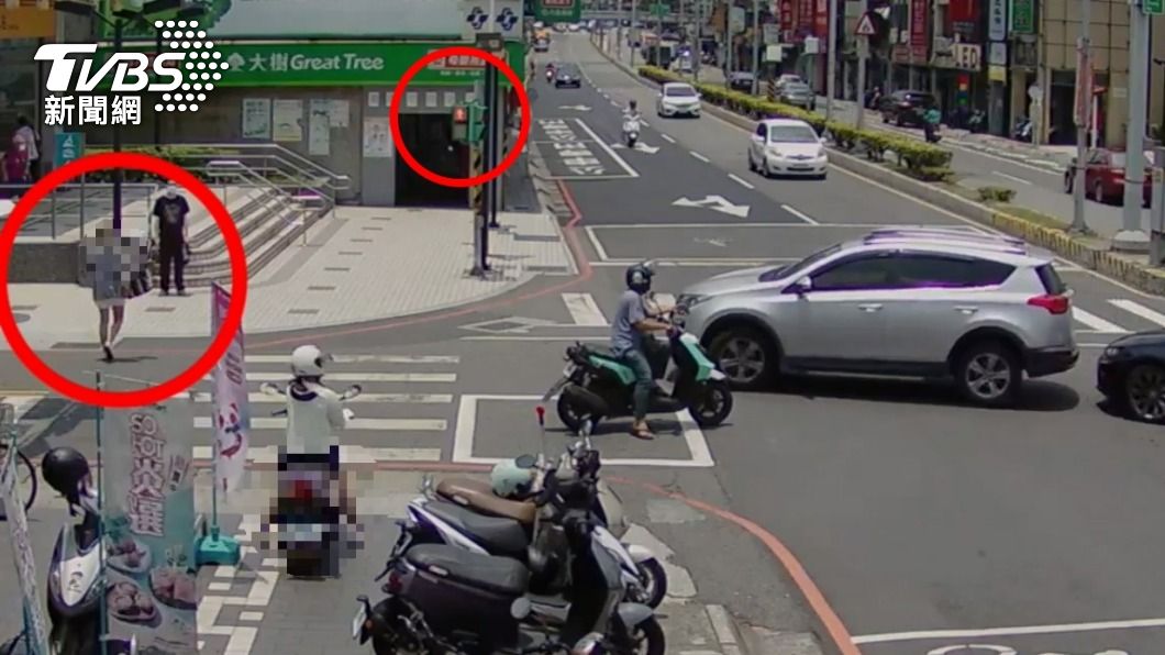 女行人闖紅燈過馬路。（圖／TVBS）