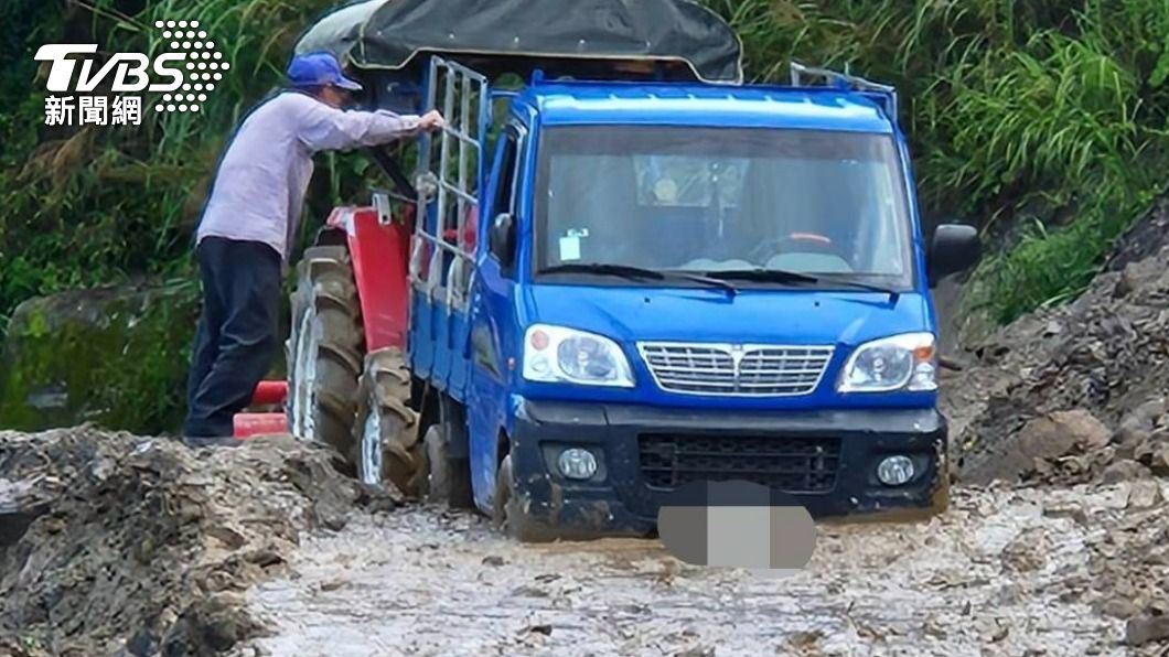 小貨車卡在泥濘中。（圖／TVBS）