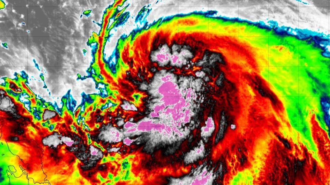 杜蘇芮颱風將於明日轉為中颱。（圖／翻攝自tropicaltidbits）