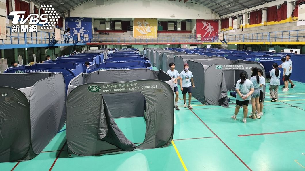 北市消防局舉辦暑期防災營，讓學生在避難收容處所過夜。（圖／TVBS）