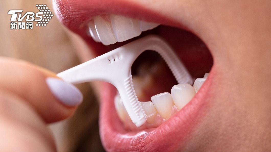 牙齒容易卡菜渣，可能是健康出問題警訊。（示意圖／shutterstock 達志影像）