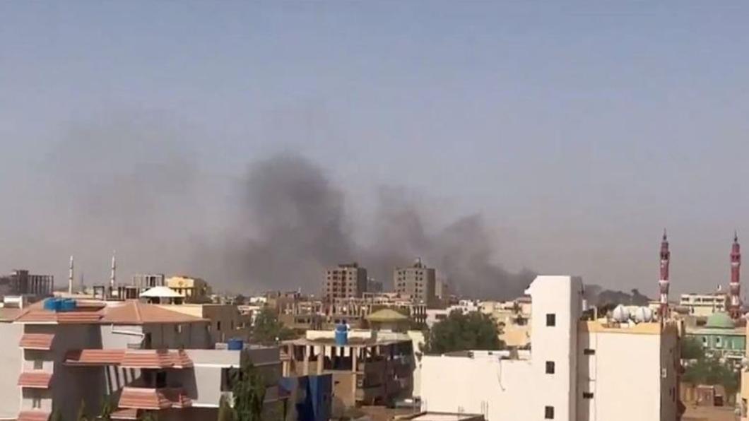 蘇丹軍方表示，一架民用飛機起飛時發生故障而墜毀。（圖／翻攝自twitter）