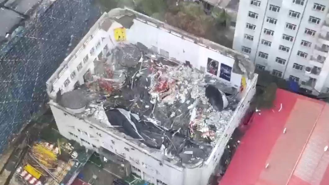 白色的體育館建築整片屋頂塌陷，導致至少11人死亡。（圖／翻攝自南方日報微博）