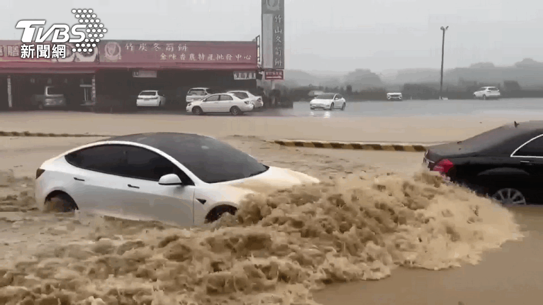 一輛特斯拉電動車無懼淹水通過積水地區。（圖／TVBS資料畫面）
