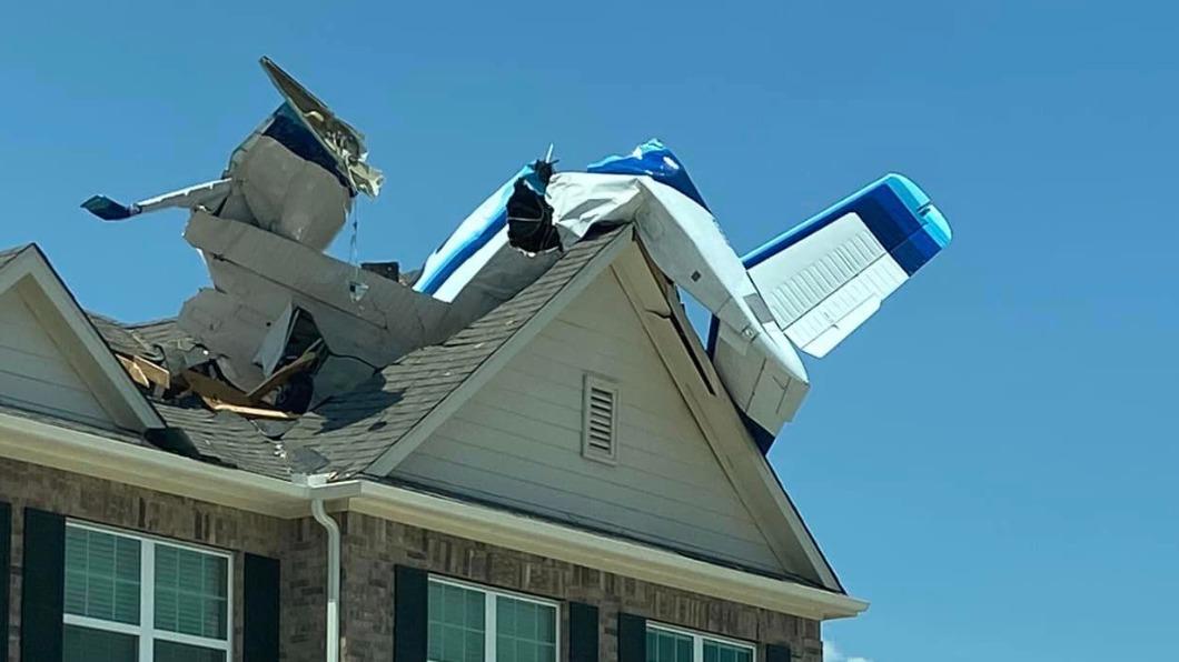 飛機降落時撞到德州一棟民宅，整架飛機成了廢鐵，卡在屋頂上。（圖／翻攝自Georgetown Texas Fire Department臉書）
