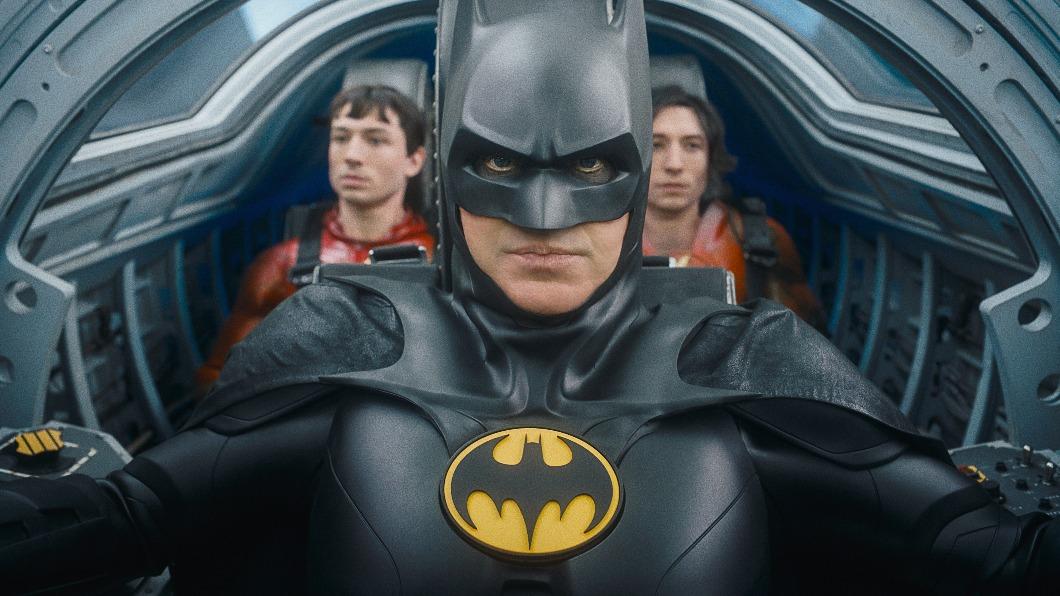 米高基頓飾演的蝙蝠俠在《閃電俠》中登場時，相當老態且頹廢。（圖／CATCHPLAY提供）