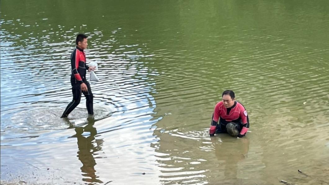 警方委託民間救難團體到金龍湖打撈，順利起獲1把改造手槍。（民眾提供）