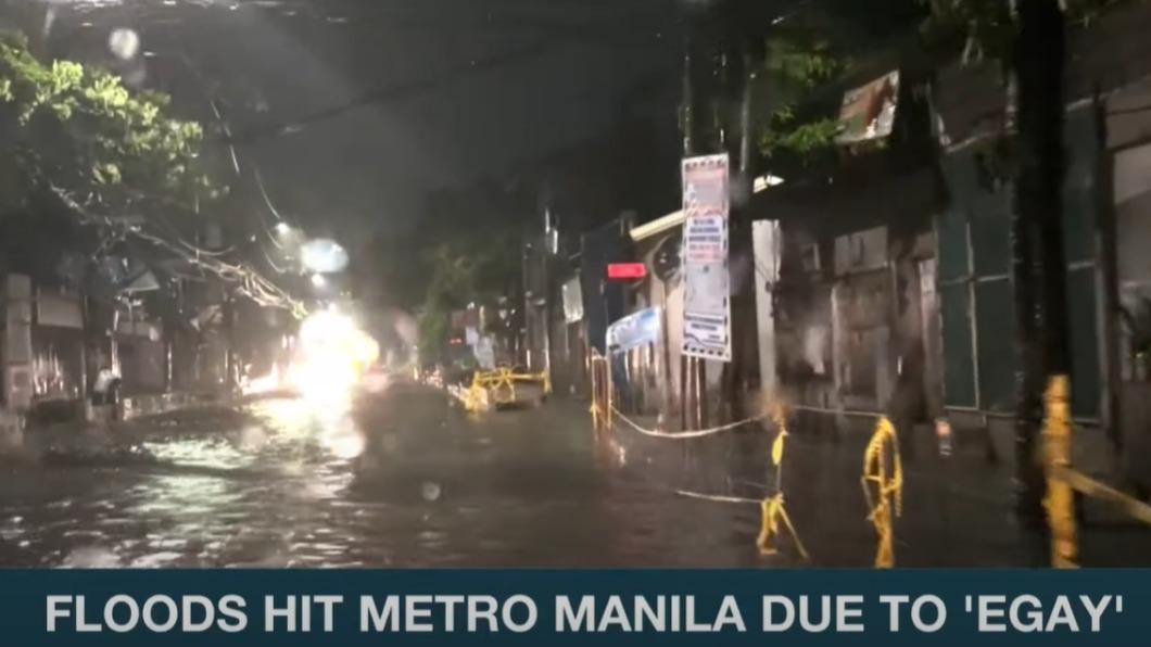 杜蘇芮颱風短時間降下豪雨，讓菲律賓首都馬尼拉多地出現淹水。（圖／翻攝自ANC 24/7新聞影片）