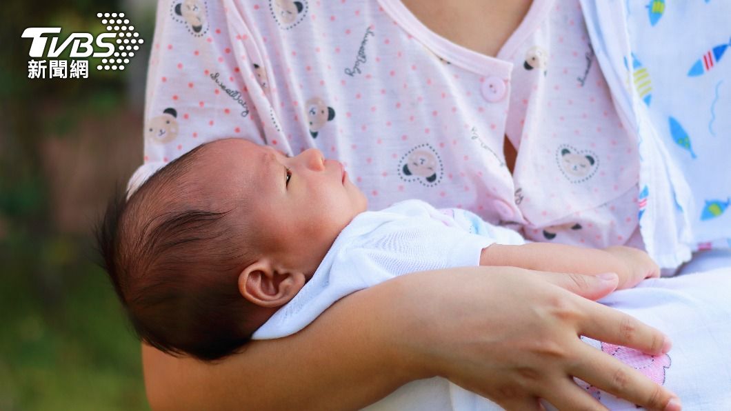 義大利一名男嬰在母親哺乳過程中忽然失去知覺死亡，醫生懷疑是因高溫中暑導致。（示意圖／shutterstock達志影像）