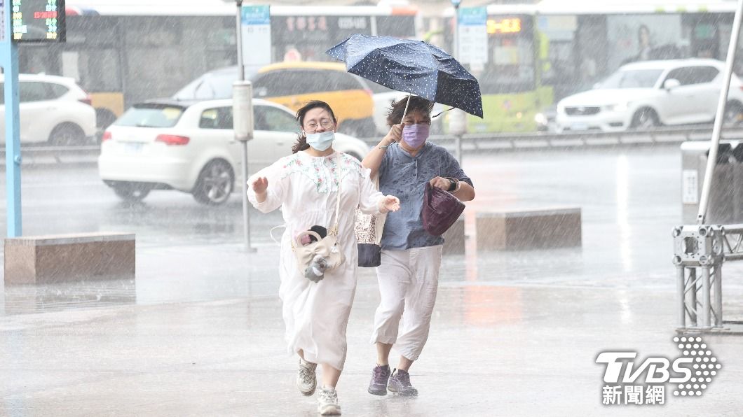 杜蘇芮今最接近台灣，嘉義以南及花東午後風雨增強。（圖／張哲鳴攝）
