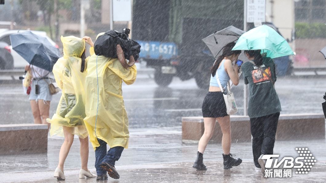 受颱風外圍環流影響，西半部有短時強降雨機會。（圖／張哲鳴攝）