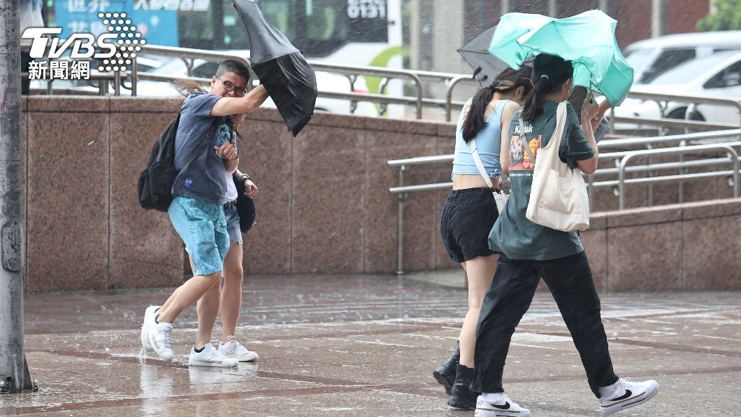 氣象局今（11）針對「臺北市、新北市」發布大雷雨即時訊息。（圖／TVBS資料畫面）