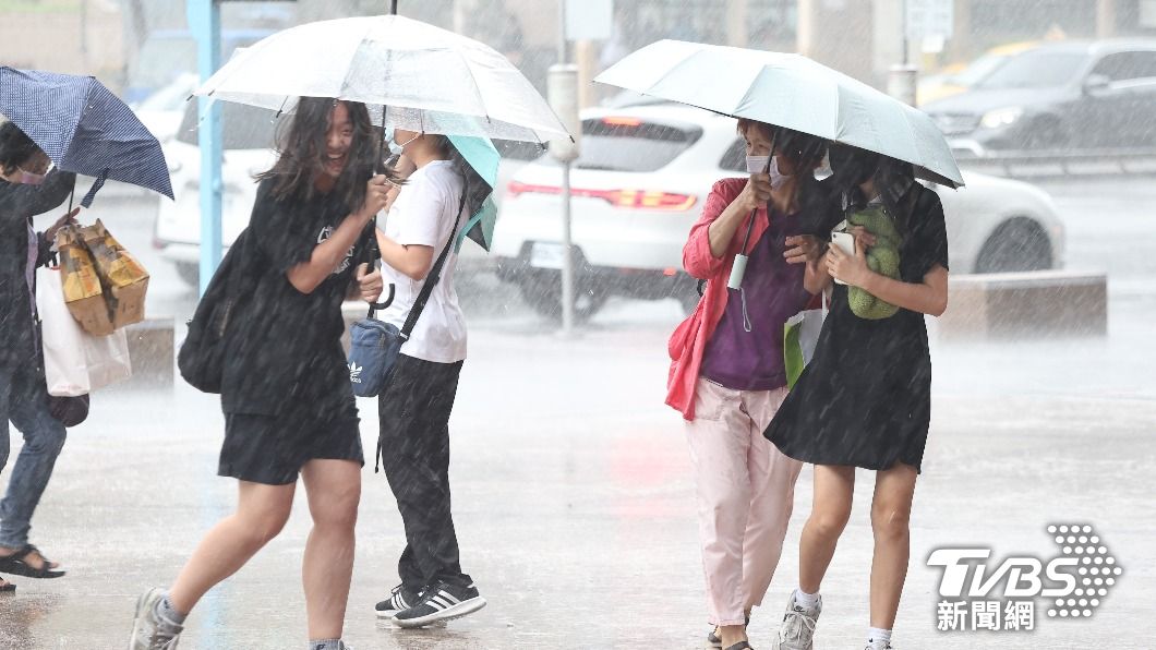 受到卡努颱風外圍環流影響，北台灣已逐漸出現雨勢。（圖／張哲鳴攝）