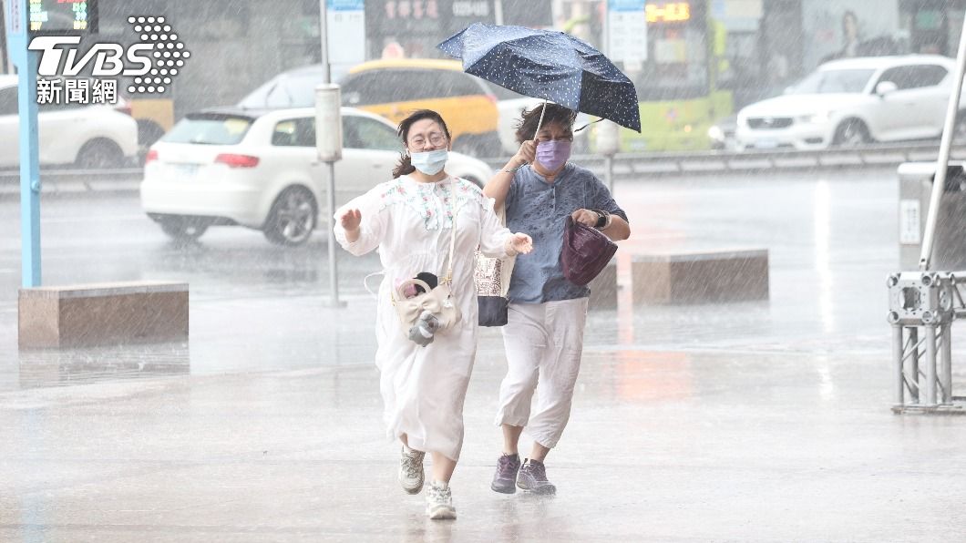 杜蘇芮颱風帶來的風雨猛烈。（圖／TVBS）