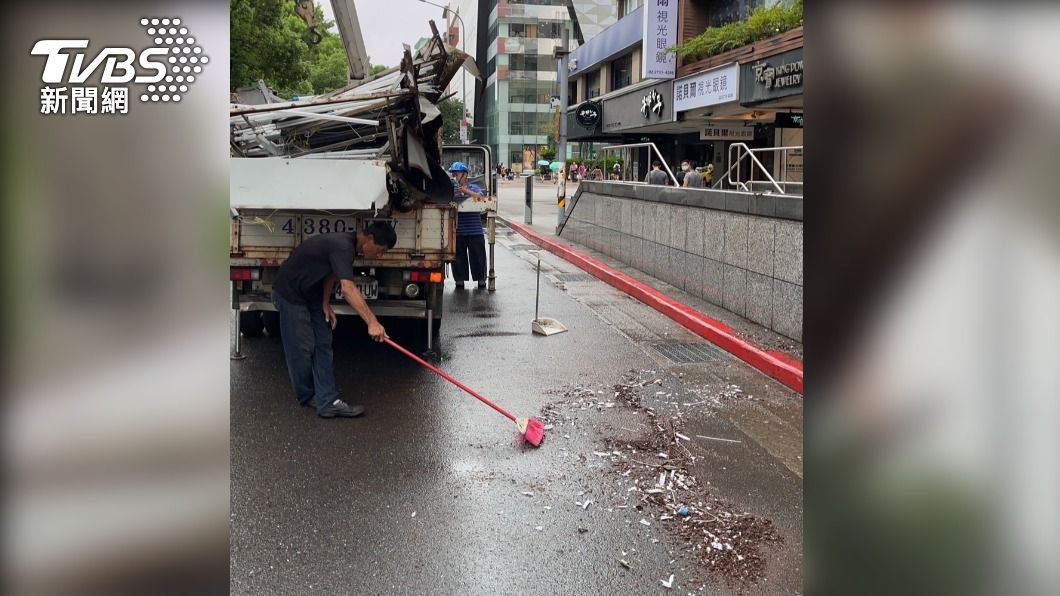 台北市東區招牌掉落，警方澄清，因老舊預防性拆除。（圖／警方提供）