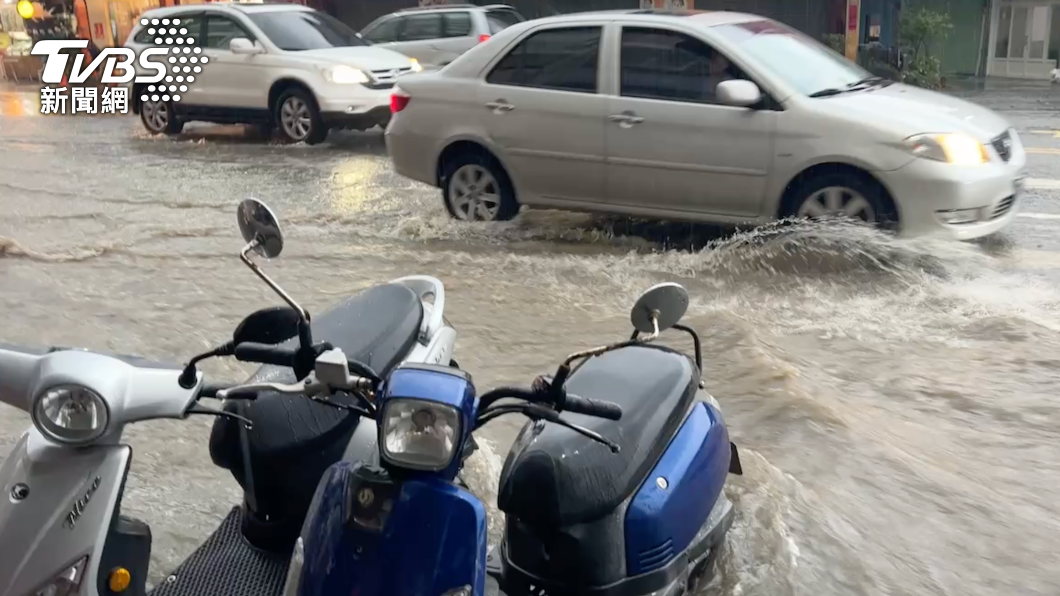 快訊／杜蘇芮觸陸！台東灌豪雨「市區大淹水」水高近小腿肚│中颱│大雨│台東縣│tvbs新聞網eow 2267