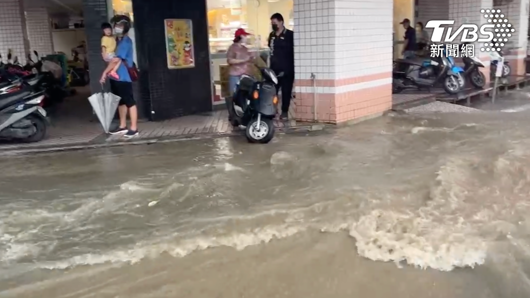 台東市區大淹水。（圖／TVBS）