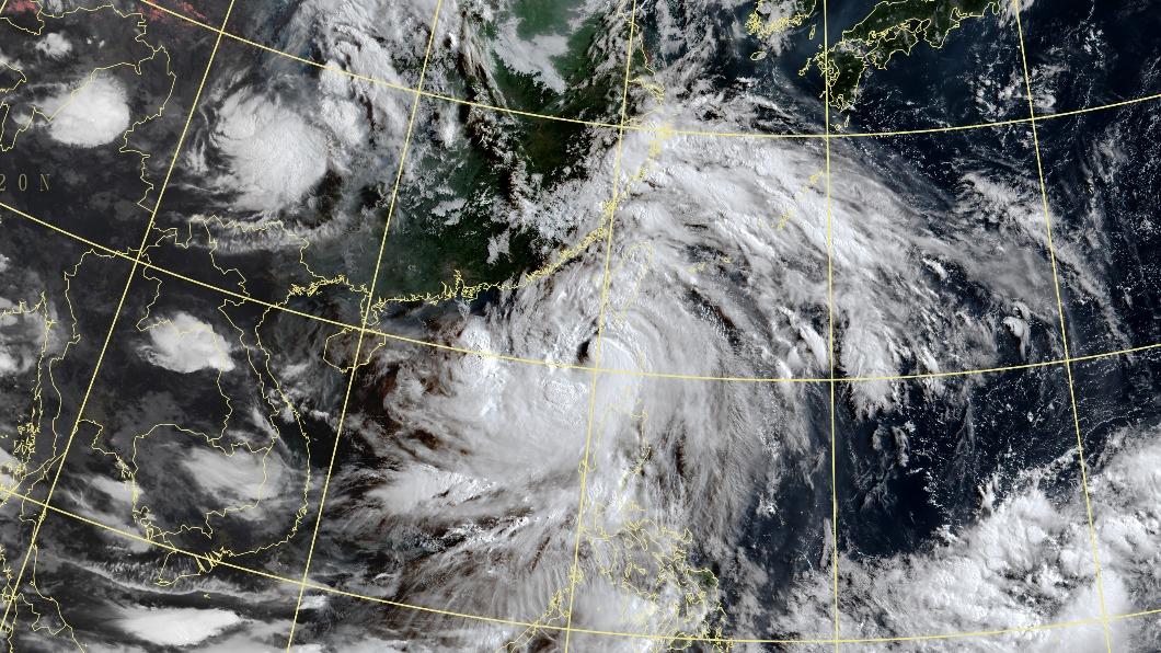 中度颱風杜蘇芮還沒走，熱帶性低氣壓恐增強為颱風卡努。（圖／氣象局）
