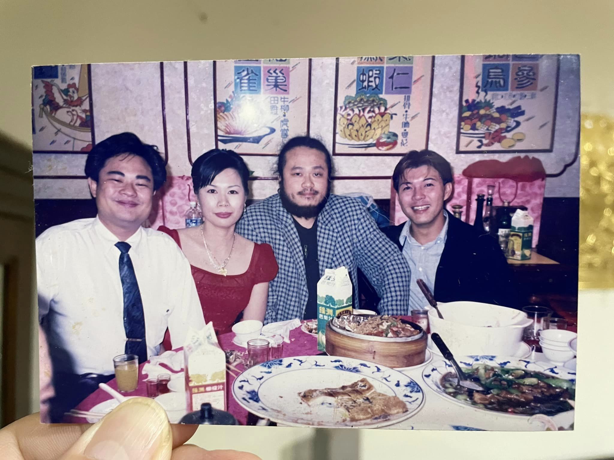 謝宇威直言，與楊政道合照，一直壓在客廳茶几玻璃下珍藏。（圖／翻攝自謝宇威臉書） 金曲歌王證實！國寶「肺腺癌末」身亡　享年55歲