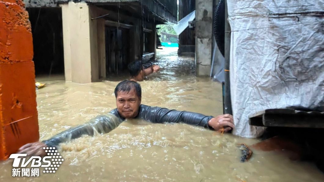 杜蘇芮颱風挾帶狂風暴雨，讓菲律賓多地出現河流氾濫與土石流災情。（圖／達志影像美聯社）