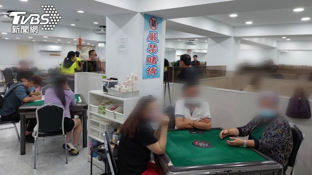 警方破獲職業賭場共逮59人。（圖／TVBS）