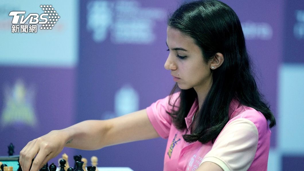 伊朗西洋棋選手哈德（Sara Khadem）參加國際比賽時未佩戴頭巾，因擔心回國遭報復而移居西班牙。（圖／達志影像美聯社）