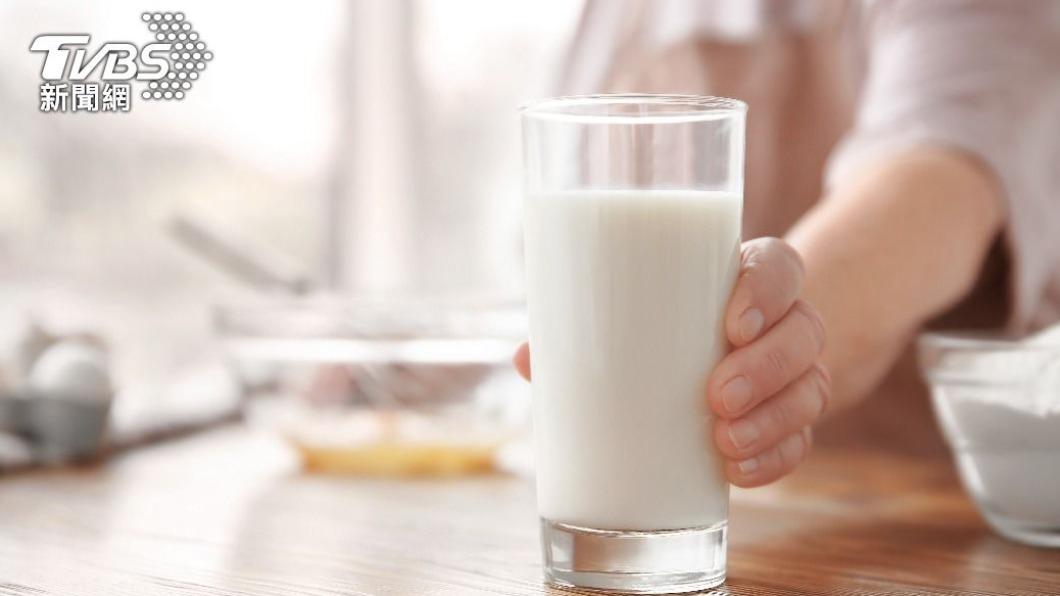 一名網友發文表示，媽媽最近煮3餐都會加入牛奶。（示意圖／shutterstock達志影像）