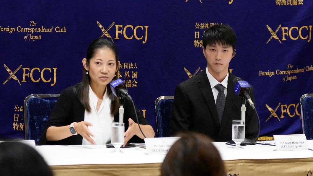 江宏傑的委任律師大淵愛子（左）說明日本法院針對福原愛的相關命令。（圖／達志影像美聯社）
