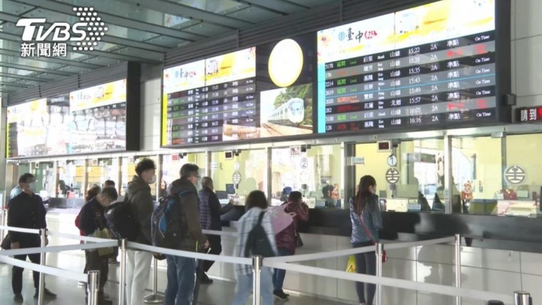 因應颱風，有搭乘火車需求的民眾需特別留意火車動態、以免撲空。（圖／TVBS）