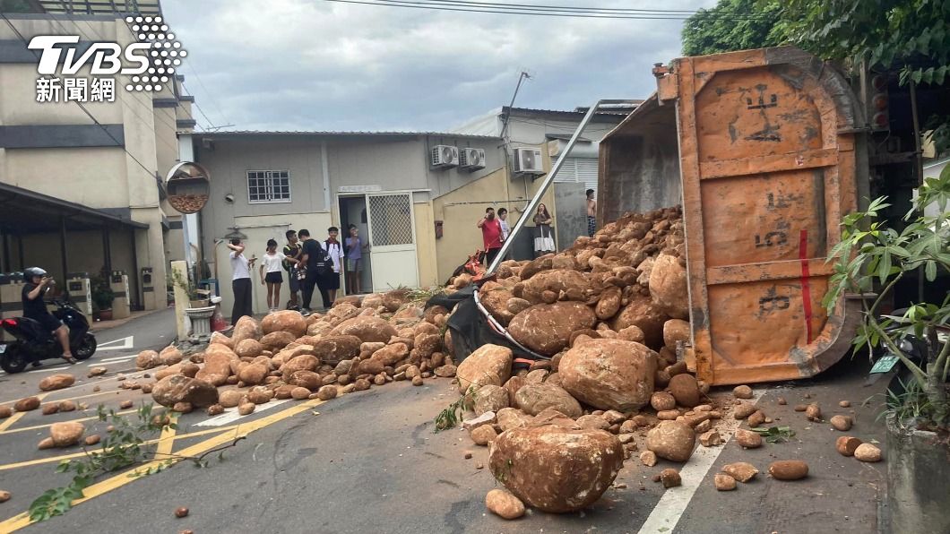Dump truck overturns, spills soil and rocks on Taichung road (TVBS News) Dump truck overturns, spills soil and rocks on Taichung road