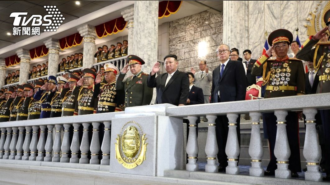 朝鮮27日在金日成廣場舉行閲兵儀式。（圖／達志影像路透社）