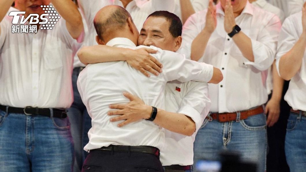 侯友宜、韓國瑜23日在國民黨全代會擁抱。（圖／胡瑞麒攝）