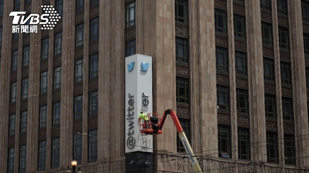 推特總部招牌部分已拆除。（圖／達志影像路透社）