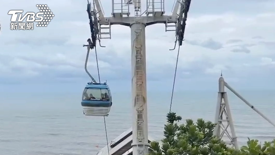 花蓮海洋公園纜車卡半空中，遊客嚇壞。（圖／TVBS）