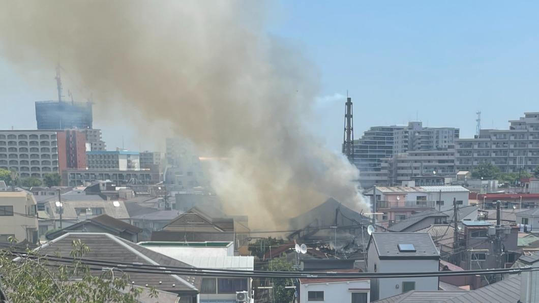 位於日本東京都的公共澡堂，因火勢延燒造成大面積塌陷。（圖／翻攝自tokyoaccident推特）