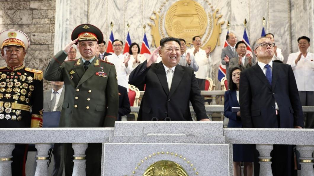 中俄代表出席北韓閱兵觀禮。（圖／翻攝自朝鮮中央通訊社）